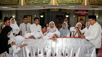 Istri dan anak-anak almarhum Dodi langsung menangis saat mendekati peti jenazah. Sang istri terus memeluk peti jenazah Dodi.