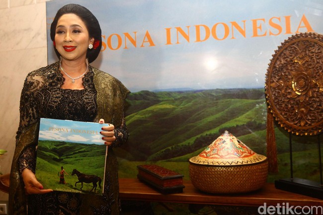 Di usia setengah abad itu, Anita merilis buku kedua berjudul Pesona Indonesia. Ini merupakan buku keduanya setelah buku Pesona Solo disambut baik masyarakat Indonesia. Foto: Grandyos Zafna/detikphoto