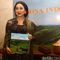 Di usia setengah abad itu, Anita merilis buku kedua berjudul Pesona Indonesia. Ini merupakan buku keduanya setelah buku Pesona Solo disambut baik masyarakat Indonesia. Foto: Grandyos Zafna/detikphoto