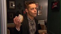 Jadi bintang tamu dalam salah satu acara talk show, Rami masih sempat menyantap sandwich lapis daging kesukaannya. Foto: Istimewa