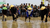 Setelah sampai di area persawahan, ritual dilanjutkan dengan menanam padi oleh para petani. Mereka berdoa di tengah kubangan sawah, kemudian Dewi Sri memberikan restu dan berkah ke bibit padi yang akan disebarkan ke kubangan sawah. 