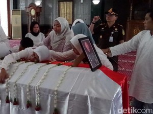 Tangis Istri Saat Jemput Jenazah Jaksa Korban Lion Air