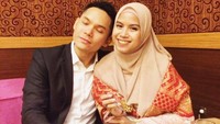 Makan sepiring berdua tampaknya jadi kegiatan yang sering dilakukan pasangan ini. Pose manja Ben membuat momen makan ini terlihat jadi romantis. Foto: instagram @nesyanabila