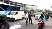 Kondisi JPO yang kini telah terputus membuat warga harus menyeberang melalui jalan raya yang tentunya bisa membahayakan pengguna jalan.