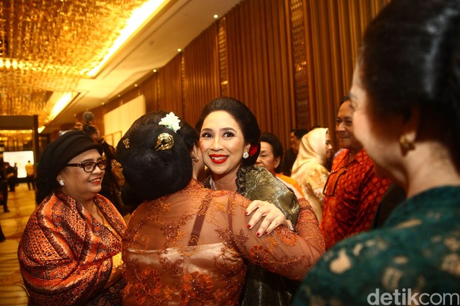 Sesuai dengan buku yang dirilis, tema perayaan malam hari itu adalah kebudayaan Indonesia. Para tamu kompak memakai busana etnik, mulai dari kebaya hingga lurik. Foto: Grandyos Zafna/detikphoto