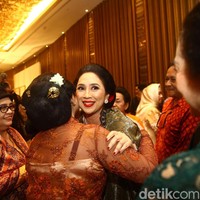 Sesuai dengan buku yang dirilis, tema perayaan malam hari itu adalah kebudayaan Indonesia. Para tamu kompak memakai busana etnik, mulai dari kebaya hingga lurik. Foto: Grandyos Zafna/detikphoto