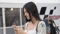 Salah seorang suporter wanita yang menyaksikan MotoGP Malaysia (Mirco Lazzari gp/Getty Images)