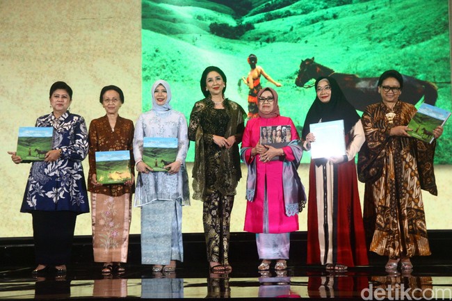 Istri Maruf Amin, Wury Estu Handayani memilih dress cantik bernuansa merah putih. Ia memakai hijab segi empat payet dengan aksen payet cantik. Foto: Grandyos Zafna