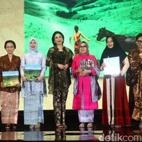 Istri Maruf Amin, Wury Estu Handayani memilih dress cantik bernuansa merah putih. Ia memakai hijab segi empat payet dengan aksen payet cantik. Foto: Grandyos Zafna