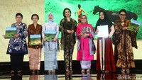 Buku bertajuk Pesona Indonesia ini pun secara resmi diluncurkan dan diberikan kepada para tokoh dan pejabat negara yang hadir, diantaranya adalah istri Wapres Jusuf Kalla, Mufidah Kalla. Buku tersebut bercerita tentang segala sesuai yang ada di nusantara, mulai Sabang hingga Merauke. Selamat Menikmati.