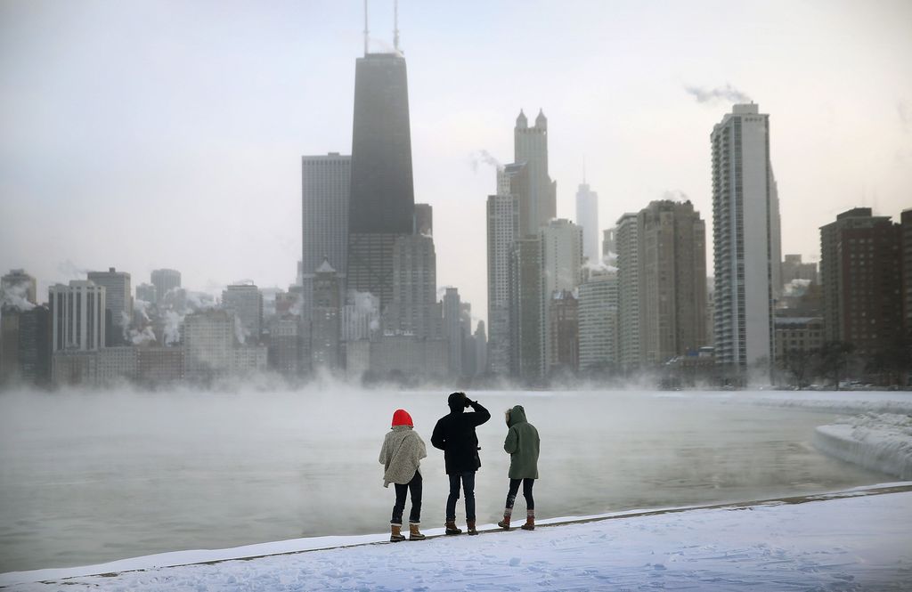 Danau Michigan CHICAGO, IL - JANUARY 06: Mist rises from Lake Michigan at North Avenue Beach as temperatures dipped well below zero on January 6, 2014 in Chicago, Illinois. Chicago hit a record low of -16 degree Fahrenheit this morning as a polar air mass brought the coldest temperatures in about two decades into the city. (Photo by Scott Olson/Getty Images)