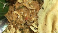 Lauk buat teman makan pecel Kediri bisa sate usus, sate ati ampela, bakwan sayuran atau tempe dan tahu bacem. Foto: Instagram @fnkynspc