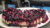 Siapa tergoda dengan blueberry pie ini? Pemakaian blueberry-nya royal banget bahkan sampai tumpah tuh! Foto: Instagram taka7010