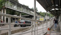 Sebelumnya, JPO Jembatan Gantung rusak setelah ditabrak truk pada Juli 2017 lalu. Perbaikan pun pernah dilakukan tapi hanya sebatas mengelas bagian lantai JPO yang bolong dan berlubang.
