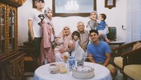 Saat merayakan Lebaran, Nesya dan Ben berpose bareng keluarga. Di depannya ada kue kering khas Lebaran mulai nastar hingga putri salju. Foto: instagram @nesyanabila