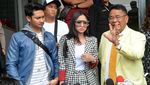 Gaya Dewi Perssik di Polda, Tiru Syahrini?