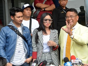 Gaya Mewah Dewi Perssik di Kantor Polisi: Pakai Kacamata Gucci Rp 17 Juta