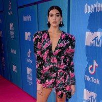 Dua Lipa tak tampil mengecewakan. Pelantun New Rules yang juga mendapat penghargaan dalam acara tersebut menggunakan dress mini bermotif floral keluaran Saint Laurent. Foto: Getty Images