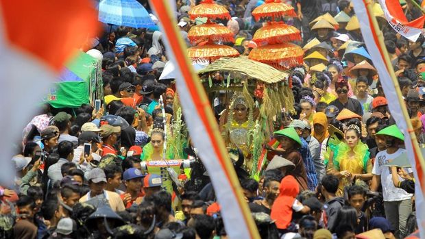 Tiap tahunnya masyarakat Desa Alasmalang di Banyuwangi melaksanakan tradisi Kebo-keboan. Tradisi itu merupakan ungkapan rasa syukur atas panen yang berlimpah.