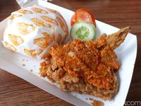 AA Raffi Nyobain Fried Chicken Geprek dan Saus Pizza Ala 