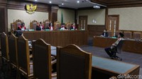Uang tersebut untuk menyetujui pemotongan terhadap Dana Alokasi Umum (DAU) dan/atau Dana Bagi Hasil (DBU) Lampung Tengah dalam hal terjadi gagal bayar atas pinjaman daerah Pemkab Lampung Tengah kepada PT Sarana Multi Infrastruktur (SMI) sebesar Rp 300 miliar. Hal itu harus melewati persetujuan DPRD, sedangkan beberapa fraksi di DPRD menolak.