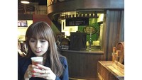 Di Eropa, Adiezty tak melewatkan butterbeer. Sampai-sampai bikin kumis dari minuman Harry Potter ini. Foto: Instagram adieztyfersa