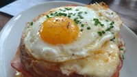  Di Prancis juga ada sandwich yang disajikan dengan topping telur. Ham and Cheese ini merupakan sajian tradisional dengan isian keju gruyere dan saus béchamel yang banyak. Semakin nikmat dengan kejunya yang lumer. Foto: Istimewa