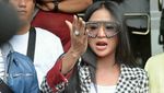 Gaya Dewi Perssik di Polda, Tiru Syahrini?