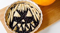 Blueberry pie yang ini unik karena merupakan edisi Halloween. Meski bentuknya nyeremin, rasanya tetap enak dong. Foto: Instagram baked_by_e
