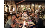 Formasi lengkap nih! Adiezty, Gilang dan keluarga besarnya sedang makan malam di Mades Warung Bali. Foto: Instagram adieztyfersa