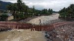 Ngeri! Warga Nekat Melintasi Jembatan Rusak di Padang
