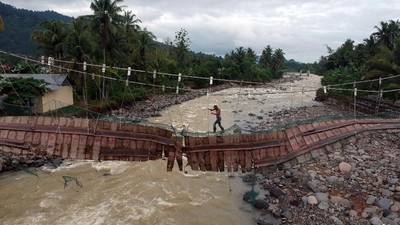 Ngeri! Warga Nekat Melintasi Jembatan Rusak di Padang