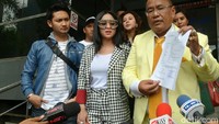 Dewi Perssik bersama suami dan Hotman Paris Hutapea saat ditemui di Polda Metro Jaya pada Senin (5/11). Pool/Ismail/detikFoto.