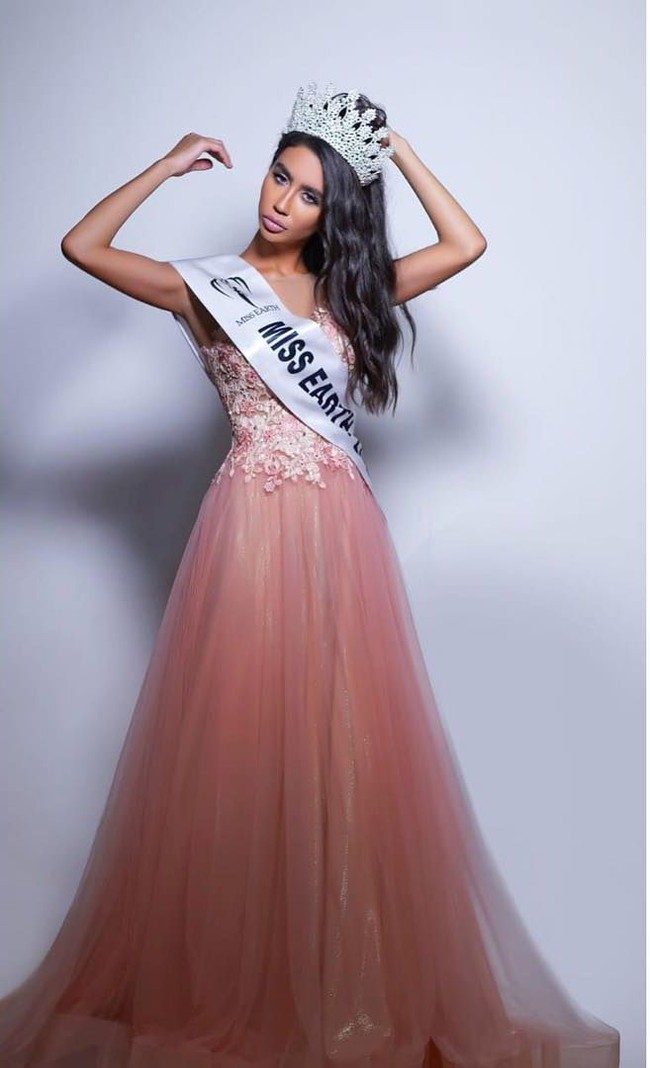 Tak disangka Salwa, posenya itulah yang membuatnya jadi kontroversi. Setelah fotonya tersebar, pihak Miss Earth Lebanon mengeluarkan pernyataan pada media lokal bahwa mereka menolak hubungan perdamaian perdamaian dengan Israel. Dan mereka juga menarik gelar Miss Earth Lebanon dari Salwa. Foto: Instagram