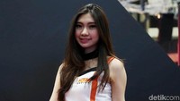 Senyum manis gadis KTM di pameran motor terbesar Indonesia IMOS 2018.