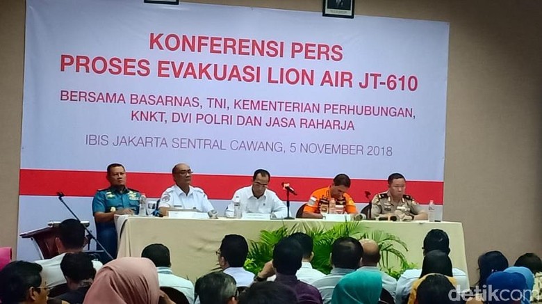 Kabasarnas Menangis, Pastikan Prioritas Mencari Korban Lion Air Kabasarnas Menangis, Pastikan Prioritas Mencari Korban Lion Air