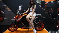 Berpose di atas motor, para gadis ini bikin semua mata tertuju padanya.