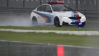Safety car meluncur di Sirkuit Sepang saat hujan deras turun di hari free practice 4 dan membuat sesi kualifikasi ditunda (Mirco Lazzari gp/Getty Images)