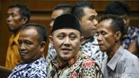 Hakim menyatakan, Kadis Bina Marga Lampung Tengah Taufik Rahman dan tim Anggaran Pemerintah Daerah (TPAD) melakukan verifikasi pernyataan MoU pinjaman kepada PT SMI, namun belum ada persetujuan dari DPRD. Wakil Ketua DPRD Lampung Tengah J Natalis Sinaga minta uang Rp 2,5 miliar sebelum menandatangi surat tersebut. Kemudian, Taufik menghubungi Rusliyanto, sesama politikus PDIP di DPRD untuk merayu Natalis agar menandatangani surat itu. Atas permintaan Natalis, hakim menyebut Taufik mengumpulkan uang dari rekanan kontraktor di Lampung Tengah atas perintah Mustafa. PNS Bina Marga Lampung Tengah Aan Riyanto dan Supranowo diminta Taufik untuk memberikan uang Rp 1 miliar kepada Rusliyanto.