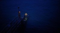 Tempat ini memiliki jembatan kecil untuk yang mau berenang. Pemandangan lautan biru juga jadi latar yang indah di Sai Wan Swimming Shed. (REUTERS/Hannah McKay)
