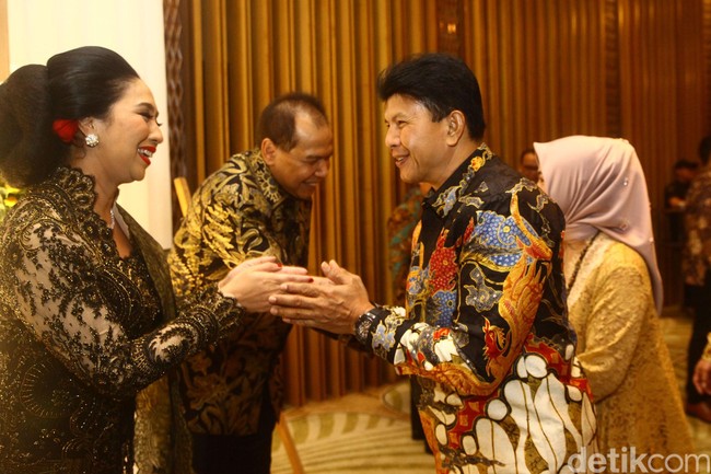 Anita membawa rasa cinta budaya Indonesia ke dalam perayaan ulang tahunnya. Dirinya dan seluruh tamu undangan mengenakan busana etnik, mulai dari kebaya hingga batik. Foto: Grandyos Zafna/detikphoto