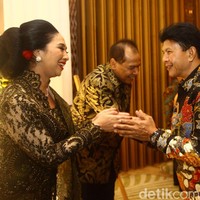Anita membawa rasa cinta budaya Indonesia ke dalam perayaan ulang tahunnya. Dirinya dan seluruh tamu undangan mengenakan busana etnik, mulai dari kebaya hingga batik. Foto: Grandyos Zafna/detikphoto