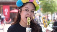 Coba tebak di mana Thalia melahap camilan dan minuman bertema Minion ini? Ya, Universal Studio Jepang. Tuh kan, jalan sambil kulineran. Foto: Instagram athenathalia