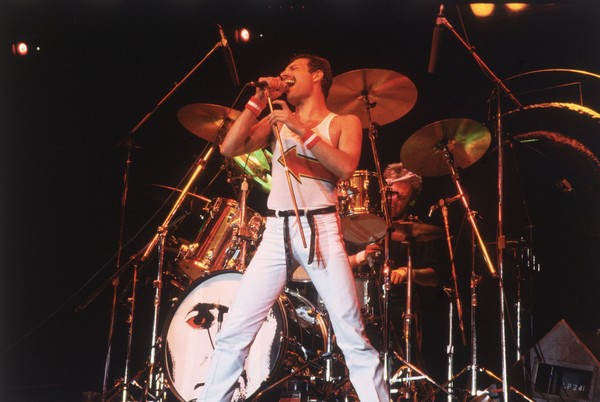 Lewat filmnya juga, kita mengenal Freddie Mercury. Dijelaskan dia bernama asli Farrokh Bulsara dan lahir di Stone Town pada 5 September 1946 (Getty Images) Lewat filmnya juga, kita mengenal Freddie Mercury. Dijelaskan dia bernama asli Farrokh Bulsara dan lahir di Stone Town pada 5 September 1946 (Getty Images)