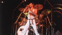 Lewat filmnya juga, kita mengenal Freddie Mercury. Dijelaskan dia bernama asli Farrokh Bulsara dan lahir di Stone Town pada 5 September 1946 (Getty Images)
