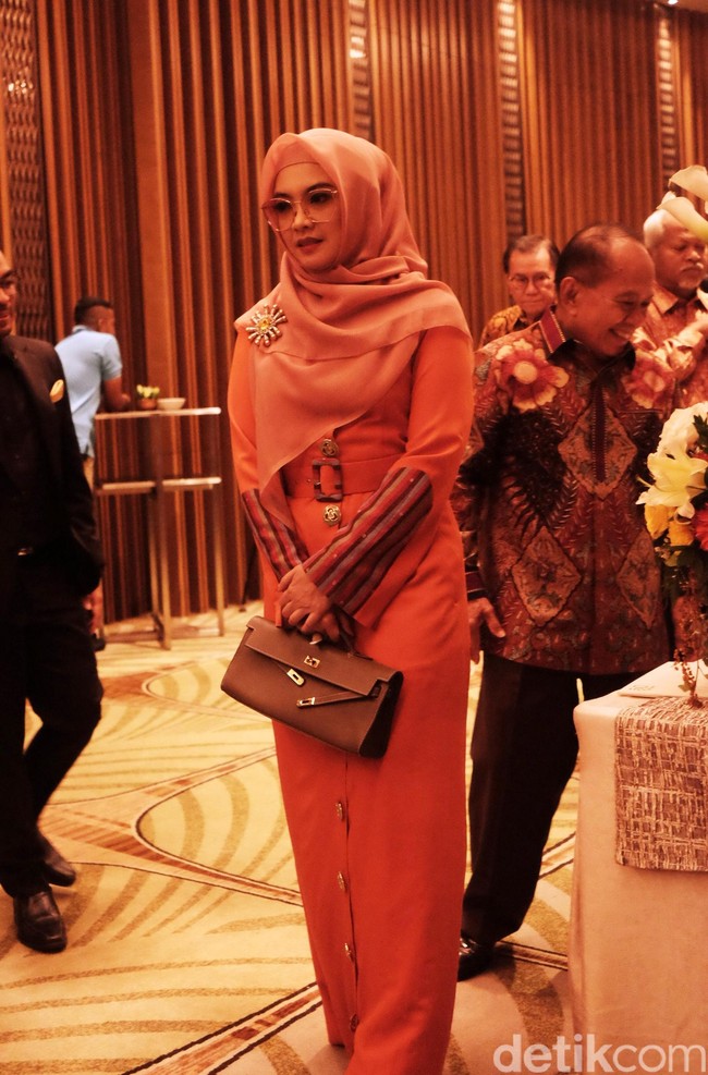 Ingrid Kansil memilih dress dengan detail lurik di bagian lengan. Ingrid memilih warna oranye yang cerah untuk tampilannya malam itu. Foto: Silmia Putri/Wolipop