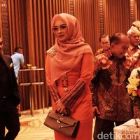 Ingrid Kansil memilih dress dengan detail lurik di bagian lengan. Ingrid memilih warna oranye yang cerah untuk tampilannya malam itu. Foto: Silmia Putri/Wolipop