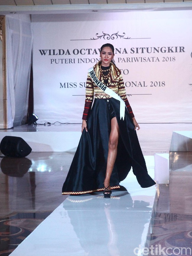 Masih dalam sentuhan tradisional, Wilda juga akan tampil dalam balutan gaun malam berbahan tenun tapis dari Lampung. Gaun rancangan Defrico Audy itu hadir dengan belahan rok tinggi yang mengekspos kaki jenjangnya. (Foto: Grandyos Zafna/detikfoto)