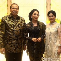 Perayaan ulang tahun istri Chairul Tanjung, Anita Ratnasari Tanjung dihadiri oleh pejabat hingga artis. Acara perayaan ini bersamaan dengan peluncuran buku kedua Anita berjudul Pesona Indonesia. Foto: Grandyos Zafna/detikphoto