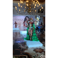 Wilda memakai topeng dengan bentuk mata yang besar, paruh dan mulut yang terbuka lebar. Sementara taring yang mencolok hadir sebagai perwujudan kekuatan dan kehormatan. Material ruffle berwarna hijau yang turut menghiasi kostum mewakili daun pisang yang diyakini sebagai bentuk kesuburan dan kesejahteraan. (Foto: Daniel Ngantung/Wolipop)